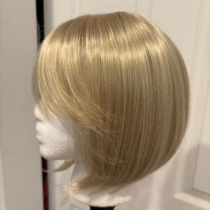 PAULA YOUNG Blonde Synthetic Short Bob Wig. Full mono part area. NEW! Never worn